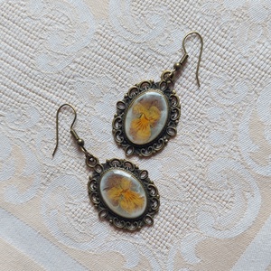 Vintage gyanta fülbevaló. Árvácska gyantában, természetes ékszer. - ékszer - fülbevaló - lógó fülbevaló - Meska.hu