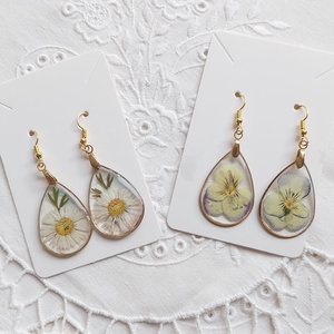 Préselt virág gyanta ékszer. Árvácska, boglárka csungő fülbevaló.  - ékszer - fülbevaló - lógó csepp fülbevaló - Meska.hu