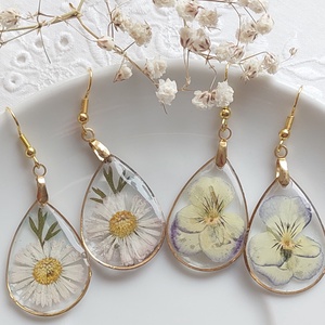 Préselt virág gyanta ékszer. Árvácska, boglárka csungő fülbevaló. , Ékszer, Fülbevaló, Lógó csepp fülbevaló, Ékszerkészítés, MESKA