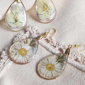 Préselt virág gyanta ékszer. Árvácska, boglárka csungő fülbevaló.  - ékszer - fülbevaló - lógó csepp fülbevaló - Meska.hu
