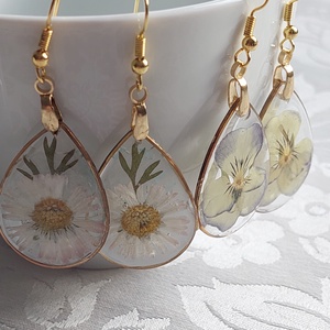 Préselt virág gyanta ékszer. Árvácska, boglárka csungő fülbevaló.  - ékszer - fülbevaló - lógó csepp fülbevaló - Meska.hu