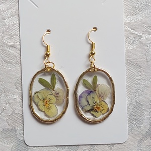 Préselt árvácska gyantában. Virágos csungő fülbevaló.  - ékszer - fülbevaló - lógó fülbevaló - Meska.hu