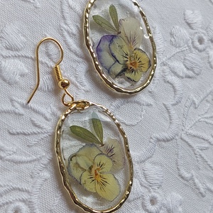 Préselt árvácska gyantában. Virágos csungő fülbevaló.  - ékszer - fülbevaló - lógó fülbevaló - Meska.hu