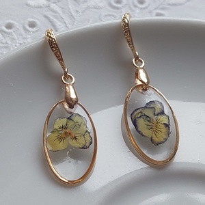 Préselt árvácska gyanta ékszer. Virágos csungő fülbevaló.  - Meska.hu