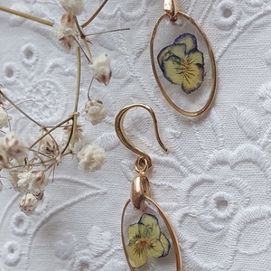 Préselt árvácska gyanta ékszer. Virágos csungő fülbevaló.  - ékszer - fülbevaló - lógó fülbevaló - Meska.hu