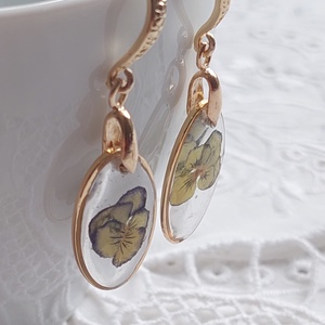 Préselt árvácska gyanta ékszer. Virágos csungő fülbevaló.  - ékszer - fülbevaló - lógó fülbevaló - Meska.hu