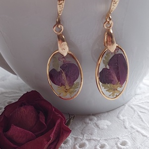 Rózsaszirom gyanta ékszer. Virágos csüngő fülbevaló.  - ékszer - fülbevaló - lógó fülbevaló - Meska.hu