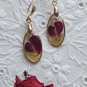 Rózsaszirom gyanta ékszer. Virágos csüngő fülbevaló.  - ékszer - fülbevaló - lógó fülbevaló - Meska.hu