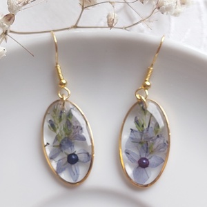 Kék virágos gyanta ékszer. Aranyos csüngő fülbevaló.  - ékszer - fülbevaló - lógó fülbevaló - Meska.hu
