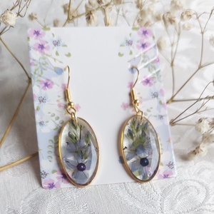 Kék virágos gyanta ékszer. Aranyos csüngő fülbevaló.  - ékszer - fülbevaló - lógó fülbevaló - Meska.hu