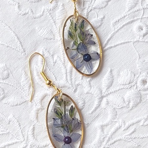 Kék virágos gyanta ékszer. Aranyos csüngő fülbevaló. , Ékszer, Fülbevaló, Lógó fülbevaló, Ékszerkészítés, MESKA