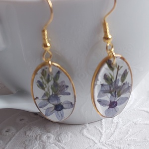 Kék virágos gyanta ékszer. Aranyos csüngő fülbevaló.  - ékszer - fülbevaló - lógó fülbevaló - Meska.hu