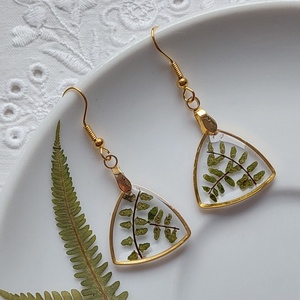 Páfránylevél gyanta ékszer. Aranyos csüngő fülbevaló. , Ékszer, Fülbevaló, Lógó fülbevaló, Ékszerkészítés, MESKA