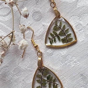 Páfránylevél gyanta ékszer. Aranyos csüngő fülbevaló.  - ékszer - fülbevaló - lógó fülbevaló - Meska.hu