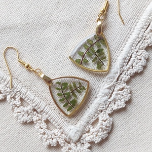 Páfránylevél gyanta ékszer. Aranyos csüngő fülbevaló.  - ékszer - fülbevaló - lógó fülbevaló - Meska.hu