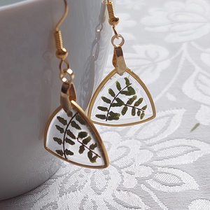 Páfránylevél gyanta ékszer. Aranyos csüngő fülbevaló.  - ékszer - fülbevaló - lógó fülbevaló - Meska.hu