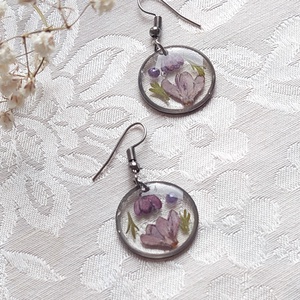 Lila orgona gyanta ékszer. Virágos csüngő fülbevaló.  - ékszer - fülbevaló - lógó fülbevaló - Meska.hu