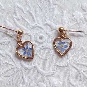 Kék nefelejcs gyanta fülbevaló. Aranyos virágékszer. - ékszer - fülbevaló - lógó fülbevaló - Meska.hu