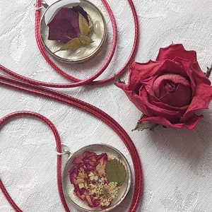 Rózsa gyantában medál. Romantikus stílusu ékszer. - ékszer - nyaklánc - medál - Meska.hu