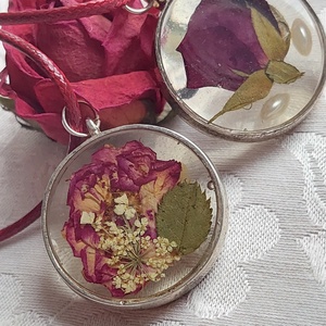 Rózsa gyantában medál. Romantikus stílusu ékszer. - ékszer - nyaklánc - medál - Meska.hu