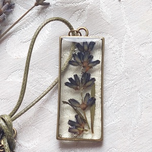 Levendula gyanta medál. Rézkeretes gyanta nyakék. Természetes ékszer. - ékszer - nyaklánc - medál - Meska.hu