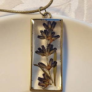 Levendula gyanta medál. Rézkeretes gyanta nyakék. Természetes ékszer. - ékszer - nyaklánc - medál - Meska.hu
