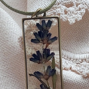 Levendula gyanta medál. Rézkeretes gyanta nyakék. Természetes ékszer. - Meska.hu