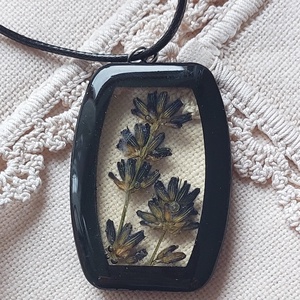 Levendula gyanta medál. Fekete fakeretes gyanta nyakék. Természetes ékszer. - Meska.hu