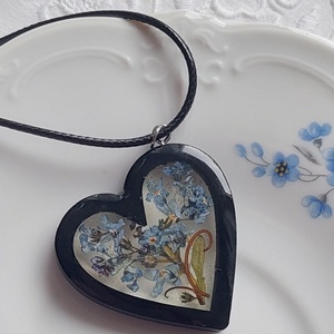 Kék nefelejcs szív alakú gyanta medál. Fekete fakeretes gyanta nyakék. Természetes ékszer. - ékszer - nyaklánc - medál - Meska.hu