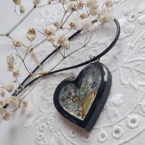 Kék nefelejcs szív alakú gyanta medál. Fekete fakeretes gyanta nyakék. Természetes ékszer. - ékszer - nyaklánc - medál - Meska.hu