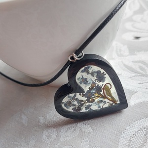 Kék nefelejcs szív alakú gyanta medál. Fekete fakeretes gyanta nyakék. Természetes ékszer. - ékszer - nyaklánc - medál - Meska.hu