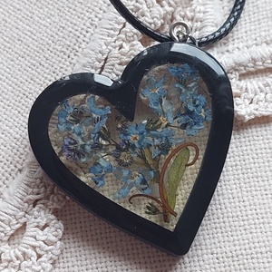 Kék nefelejcs szív alakú gyanta medál. Fekete fakeretes gyanta nyakék. Természetes ékszer. - Meska.hu