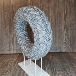 Kötött koszorúalap csavart mintával - kellékek & szerszámok - dekorációs kellékek - koszorú, koszorúalap - Meska.hu