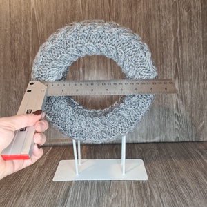 Kötött koszorúalap csavart mintával - kellékek & szerszámok - dekorációs kellékek - koszorú, koszorúalap - Meska.hu