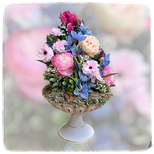 Nagyméretű, gazdagon díszített művirág dekoráció fém tortatálon  Ez az elegáns, kézzel összeállított dekoráció prémium  - otthon & életmód - virágdekoráció - virágdíszek - asztali virágdísz - Meska.hu