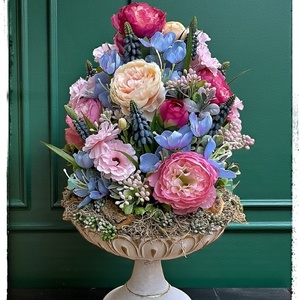 Nagyméretű, gazdagon díszített művirág dekoráció fém tortatálon  Ez az elegáns, kézzel összeállított dekoráció prémium  - otthon & életmód - virágdekoráció - virágdíszek - asztali virágdísz - Meska.hu