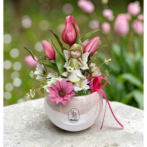 Tavaszi virágokkal készült figurás anyák napi dísz, pink - otthon & életmód - virágdekoráció - virágdíszek - asztali virágdísz - Meska.hu