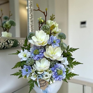 Elegáns Magnólia asztaldísz fehér és kék színvilágban, Otthon & Életmód, Dekoráció, Asztal és polc dekoráció, Asztaldísz, Virágkötés, MESKA