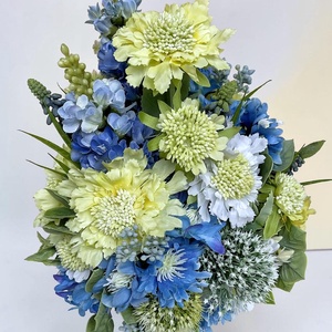 Tavaszi virágokkal készült anyák napi dísz sárga kék színvilágban - otthon & életmód - virágdekoráció - virágdíszek - asztali virágdísz - Meska.hu