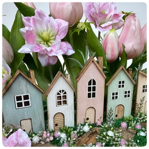 Fa ládikóba készült házikós tavaszi dísz - otthon & életmód - virágdekoráció - virágdíszek - asztali virágdísz - Meska.hu