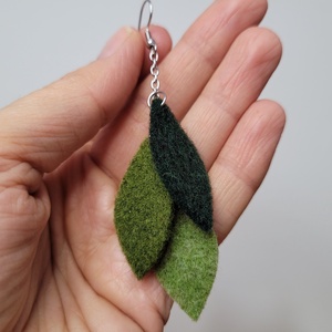 Lebegő levelek aromafülbevaló - zöld árnyalatai - ékszer - fülbevaló - lógó fülbevaló - Meska.hu