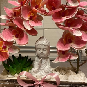 Buddha az orchidea virágok között virágbox, asztaldísz, anyák napja - otthon & életmód - dekoráció - asztal és polc dekoráció - asztaldísz - Meska.hu