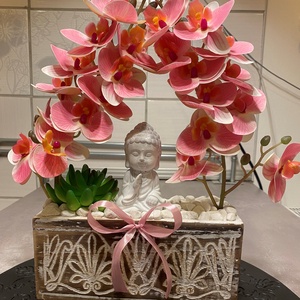 Buddha az orchidea virágok között virágbox, asztaldísz, anyák napja - otthon & életmód - dekoráció - asztal és polc dekoráció - asztaldísz - Meska.hu