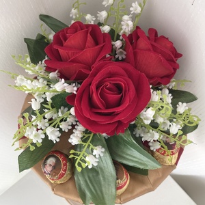 Gyöngyvirág bordó rózsával édességgel Örökcsokor, virág csokor, Otthon & Lakás, Dekoráció, Virágdísz és tartó, Csokor & Virágdísz, Virágkötés, MESKA