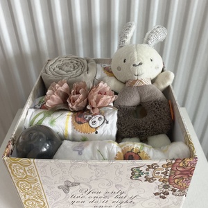 Újszülött ajándék pelenkatorta , 2-5 kg pelenkatorony, babaváró csomag - játék & sport - babalátogató ajándékcsomag - Meska.hu