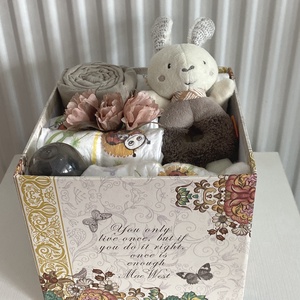 Újszülött ajándék pelenkatorta , 2-5 kg pelenkatorony, babaváró csomag - játék & sport - babalátogató ajándékcsomag - Meska.hu