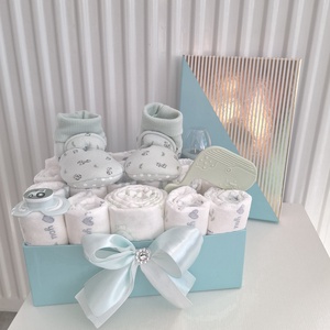 Tipegő pelenkatorta, 2-5 kg pelenkatorony, babaváró csomag - baba - mama - babalátogató ajándékcsomag - Meska.hu