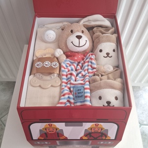 Tűzoltóautó nyuszi pelenkatorta , 3-6 kg pelenkatorony, babaváró csomag - játék & sport - babalátogató ajándékcsomag - Meska.hu