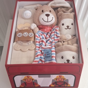 Tűzoltóautó nyuszi pelenkatorta , 3-6 kg pelenkatorony, babaváró csomag - játék & sport - babalátogató ajándékcsomag - Meska.hu