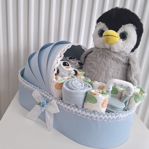 Pingvin bölcső pelenkatorta 3-6 kg, pelenkatorony, babaváró csomag - játék & sport - babalátogató ajándékcsomag - Meska.hu